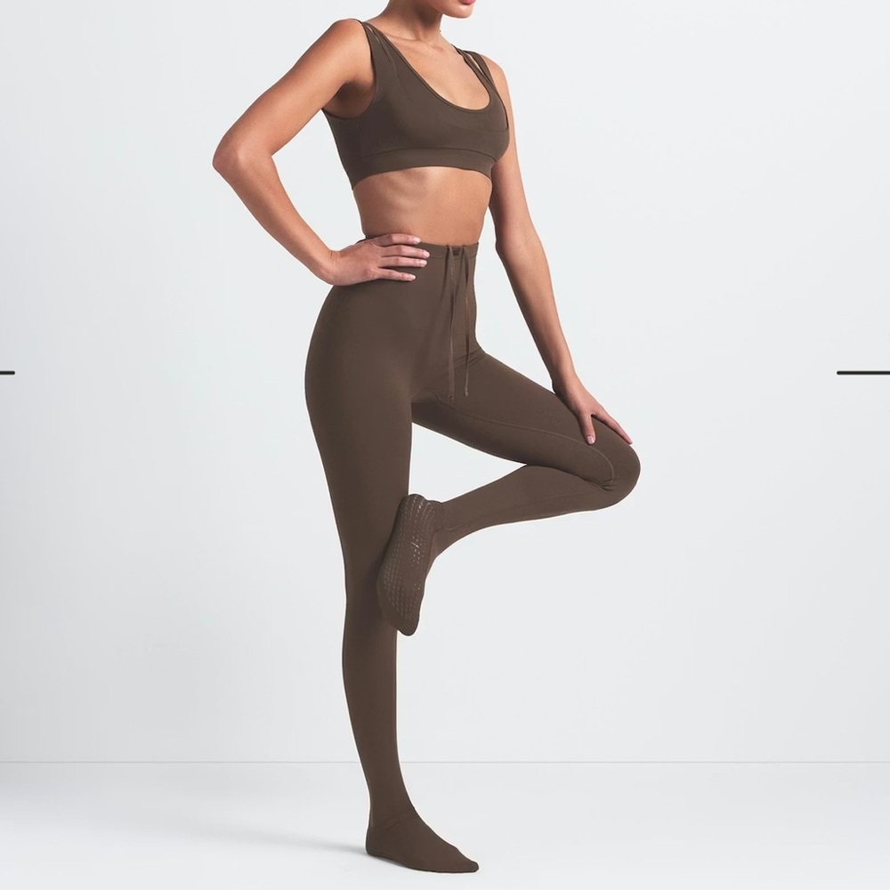 NikeSKIMS Matte Footsie Grip Legging in Dark Sepia
